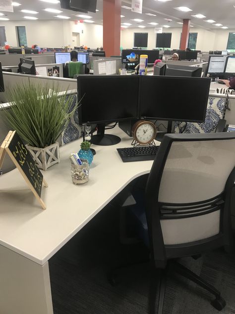 Supervisor Office Design, Corporate Desk Decor, Administrative Assistant Aesthetic, Office Decor Professional Business Interior Design, Cozy Office Desk, Cubicle Makeover Ideas, Office Cubical Decor, Office Desk Decor For Work Cubicle, Office Cubicle Decorating Ideas