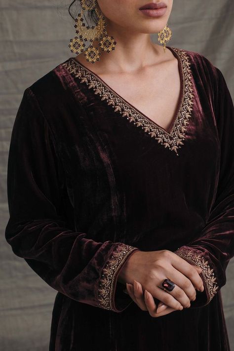 Valvet Suits, Suit Design Ideas, Velvet Pakistani Dress, Velvet Shirts, Velvet Suit Design, Velvet Outfit, Velvet Kurta, Embroidered Salwar, Velvet Embroidery