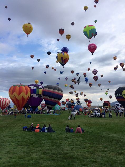 Julia Grantham on Twitter: "Hot air balloon festival #SantaFe #NewMexico So beautiful to see the colorful balloons! https://t.co/gqbJZqlRwS" Zepeto Wallpaper, Hot Balloon, 2025 Manifestation, Air Balloon Festival, Hot Air Balloon Festival, Balloon Festival, Cozy Places, Pinterest Photography, Colorful Balloons