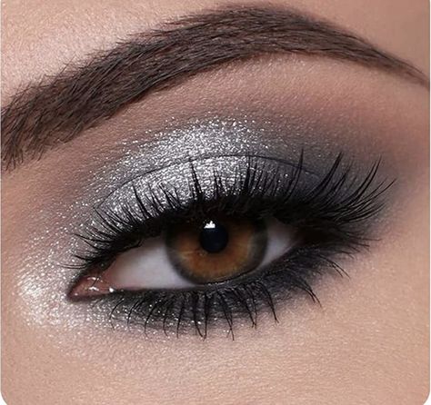 Silver Eyeshadow Looks, Maquillaje Smokey Eyes, Black And Silver Eye Makeup, White Eye Makeup, Silver Eye Makeup, Grey Makeup, Shimmer Eye Makeup, Glitter Makeup Looks, Silver Makeup