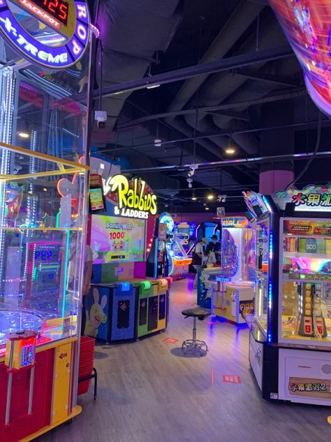 Timezone Date, Arcade Pics, Arcade Aesthetic, Indoor Fun, Foto Ideas Instagram, Summer Bucket, Night Aesthetic, Amusement Park, Arcade Games