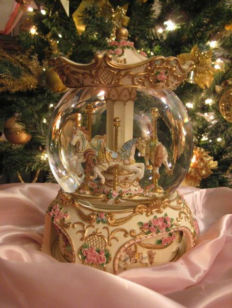 ANTIGUO CARRUSEL Snow Globe, Globe, Christmas Tree, Christmas, Pink