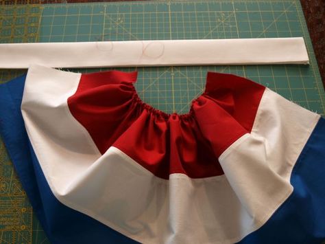 Fourth of July Bunting Tutorial 4th Of July Bunting On House, Bunting Ideas Vintage Style, Fourth Of July Bunting, America Crafts, Patriotic Sewing, Patriotic Doll, Bunting Tutorial, Patriotic Bunting, Blue Bunting