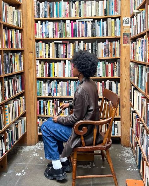 Black Librarian Aesthetic, Black Women Stem Aesthetic, Black Women Library, Black Women Reading Aesthetic, Reading Books Black Women, Black Girls Reading Aesthetic, Library Outfits, Librarian Aesthetic, Library Photography