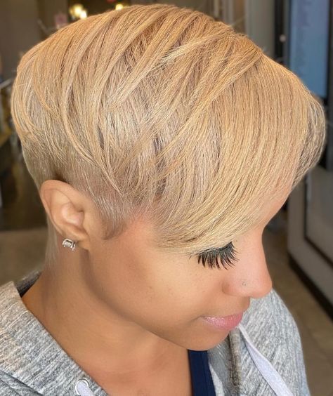 Blond Pixie, Butter Blonde, Pixie Blonde, Choppy Bob Hairstyles For Fine Hair, Hairstyles Trending, Short Pixie Bob, Pixie Bob Hairstyles, Long Side Bangs, Pixie Wig