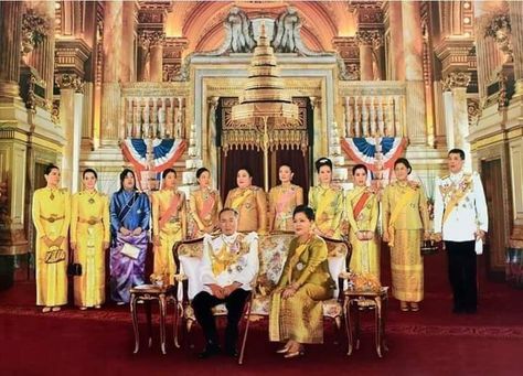 King Bhumipol, Thai Royal Family, Queen Sirikit, King Of Thailand, King Bhumibol Adulyadej, Cambridge Massachusetts, Bhumibol Adulyadej, King Bhumibol, Thai Traditional Dress