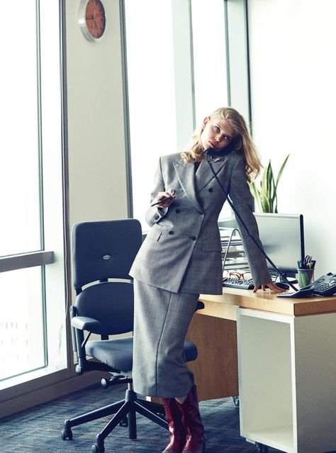 Photography: Regan Cameron. Styled by: Miranda Almond. Hair: Roku Roppongi. Makeup: Shinobu. Model: Ola Rudnicka. Workplace Fashion, Roppongi, Inspiration Photos, Harper's Bazaar, 인물 사진, Harpers Bazaar, New Classic, Office Fashion, New Yorker