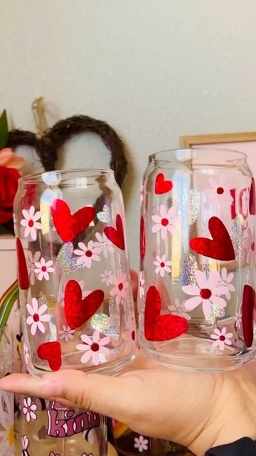 Valentines Glass Painting Ideas, Valentine Cup Ideas, Paint Glass Cups, Valentines Glass Cup, Valentine’s Day Cups, Jar Painting Aesthetic, Hand Painted Vases Diy Ideas, Valentines Day Cricut Projects To Sell, Painting Glass Cups