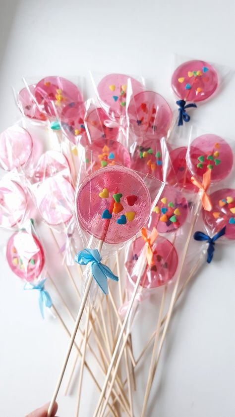 Lollipop Aesthetic, Homemade Lollipops, Lollipop Recipe, Gummy Candies, Kids Market, Swirl Lollipops, Royal Icing Transfers, Pop Stick, Sweet Hearts