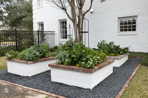 Raised Garden Bed Brick, Beautiful Raised Garden Beds, Diy Raised Garden Bed, Garden Bed Layout, Raised Bed Garden Design, Cedar Garden, Raised Flower Beds, Building A Raised Garden, Diy Raised Garden