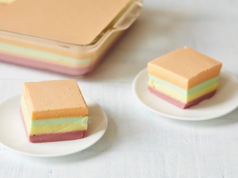 Ice Cream Jello, Jello Ice Cream, Cream Jello, Jello Recipe, Layered Jello, Rainbow Desserts, Jello Dessert Recipes, Rainbow Treats, Lemon Jello