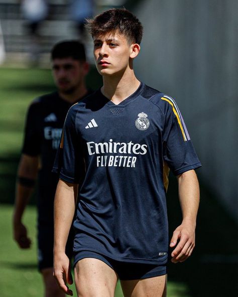 Madrid Outfits, Handsome Football Players, Real Madrid Photos, All About Justin Bieber, Real Madrid Soccer, Kpop News, Real Madrid Wallpapers, Football Icon, Soccer Guys