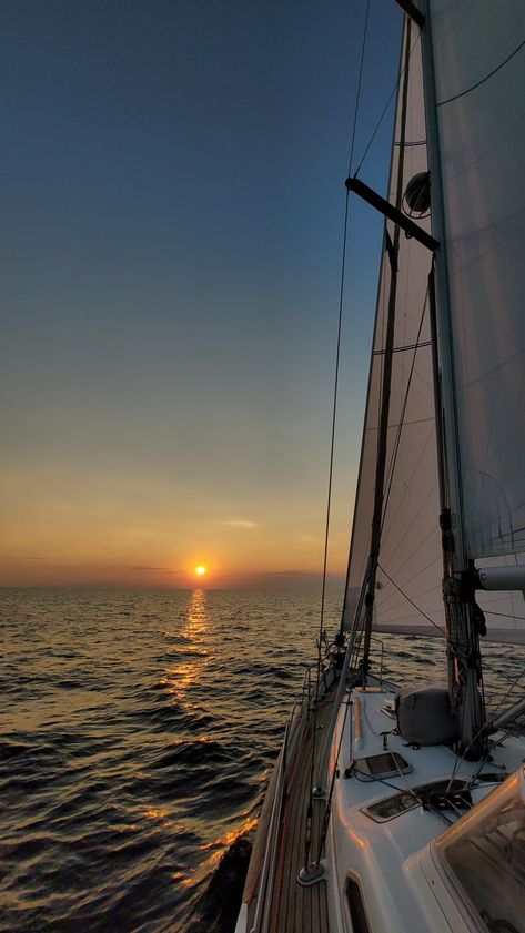 Sailing Wallpaper Iphone, Sail Boat Aesthetic Wallpaper, Sailing Yacht Aesthetic, Sailing Aesthetic Wallpaper, Sky And Sea Aesthetic, Sailing Boat Aesthetic, Yachting Aesthetic, Aesthetic Sea Pictures, Sail Boat Aesthetic