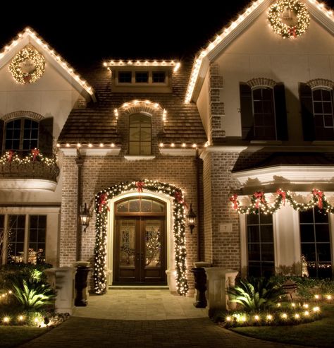 Exterior Christmas Lights, House Lights, Christmas House Lights, Florida Christmas, Dream Life House, Christmas Lighting, Christmas Outdoor, Christmas Feeling, Christmas String Lights