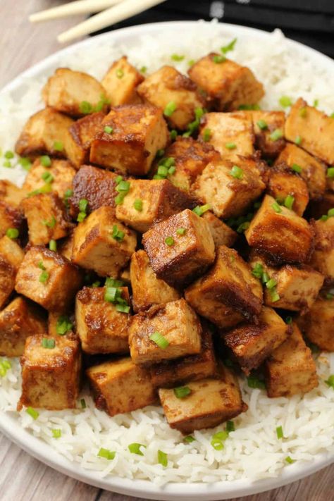 This marinated tofu is super simple and perfect for a quick and easy dinner. It's satisfying and high in protein and will turn you into a massive tofu fan! #vegan #plantbased | lovingitvegan.com Quick Tofu Recipes, Quick Tofu, Vegan Entrees, Tofu Recipes Vegan, Marinated Tofu, Tofu Dishes, Quick And Easy Dinner, Recipes For Dinner, Healthy Work Snacks