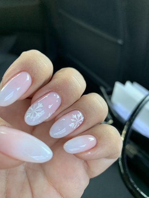 Snowflake Biab Nails, Pink And White Xmas Nails, Off White Christmas Nails, Milky White Nails With Snowflakes, Pink Nails With Snowflake Design, Pink Nails White Design, White December Nails, Natural Xmas Nails, White Almond Christmas Nails