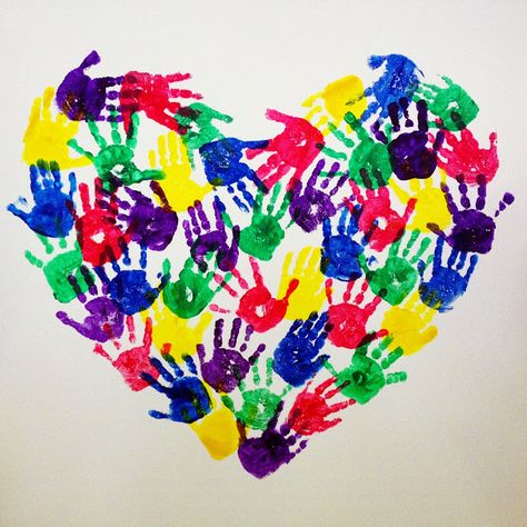 coeur empreintes main tous les enfants de la classe, travail solidaire idée Hand Print Art, Auction Projects, Hand Prints, Handprint Art, Mors Dag, Valentine Day Crafts, Preschool Art, Valentine Crafts, Art Activities