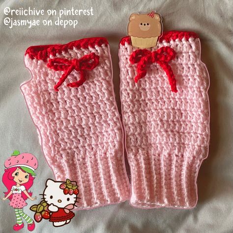 strawberry shortcake kpop inspired crochet wristwarmers with bows #hellokitty #cute #pink #sanrio #strawberryshortcake #kpop #nmixx Strawberry Crochet Leg Warmers, Kpop Inspired Crochet, Cutecore Crochet, Coquette Gloves, Crochet Strawberry Shortcake, Strawberry Shortcake Crochet, Sanrio Crochet, Kpop Crochet, Crochet Fingerless Gloves Free Pattern