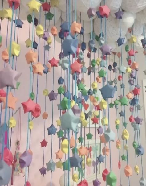 Paper Stars Room Decor, Diy Decoration For Room, Paper Stars Hanging From Ceiling, Hanging Star Origami, Oragami Room Decor Ideas, Diy Things To Hang From Ceiling, Stars Shape Aesthetic, Star House Decor, Things To Put On Ceiling