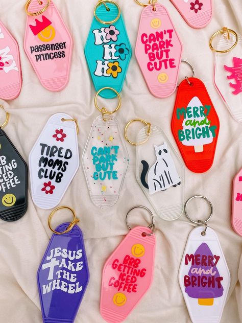 Nostalgia for the good old days with these vintage motel keychains. Find your favorite at a local flea market or online! #vintage #motel . #Diy_Keychain_Cricut #Creative_Things_To_Make_And_Sell #Cute_Cricut_Projects_To_Sell #Diy_Gifts_Cricut_Craft_Ideas Diy Keychain Cricut, Cricut Things To Make And Sell, Vinyl Keychain Ideas, Vinyl Projects To Sell, Cricut Keychain Ideas, Motel Keychain Ideas, Keychain Ideas Diy, Acrylic Keychain Ideas, Keychain Vinyl