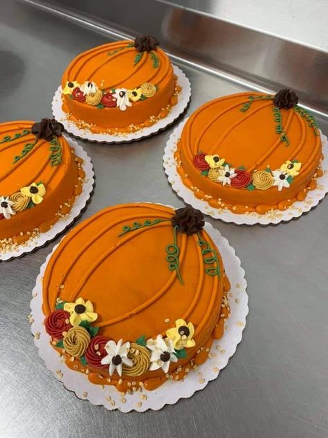 Fall Cakes Decorating Autumn Leaves, Fall Chocolate Cake Decorating, Fall Design Cakes, Cute Fall Cupcake Designs, Cake Pumpkin Decoration, Turkey Cake Decorating Ideas, Easy Fall Birthday Cake Ideas, Halloween Cakes Decorating, Easy Thanksgiving Cake Decorating Ideas