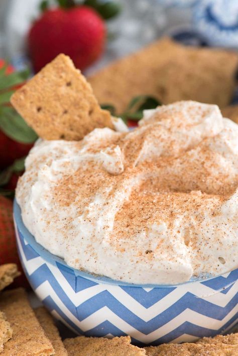 Churro Cheesecake Dip - an easy way to make no-bake cheesecake dip full of cinnamon sugar churro flavor! This is perfect for parties or an easy dessert Tiramisu Mousse, Baked Churros, Healthy Fruit Dip, Desserts Cheesecake, Easy Tiramisu, Churro Cheesecake, Party Snacks Easy, Crazy For Crust, Cheesecake Dip