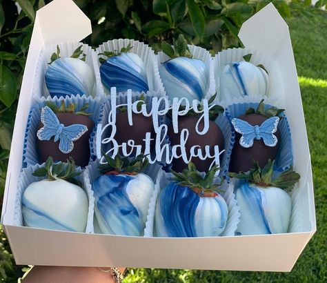 Fresas con Kate ✨ on Instagram: “Such a beautiful blue!🤩💙 Marble happy birthday sets can be customized with many different colors!✨ #chocolatecoveredstrawberries…” Happy Birthday Strawberries For Him, Happy Birthday Chocolate Strawberries, Happy Birthday Strawberries, Birthday Strawberries, Strawberries Ideas, Strawberries Bouquet, Valentine Chocolate Covered Strawberries, Chocolate Goodies, Treat Business