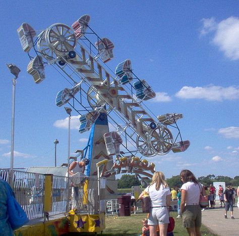 The Zipper is an amusement-thrill ride popular at carnivals and amusement parks… Zipper Ride, Push It To The Limit, The Zipper Carnival Ride, Theme Park Ride Design, Carnival Rides At Night, Summer Fireworks, Stratosphere Tower, Fear Of Heights, Vintage Coin Operated Rides