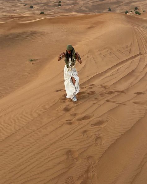 Desert Inspo Pics, Essaouira Aesthetic, Egypt Photo Ideas, Desert Aesthetic Fashion, Marrakech Aesthetic, Morocco Travel Outfit, Morocco Outfits, Desert Pics, Dubai Outfit