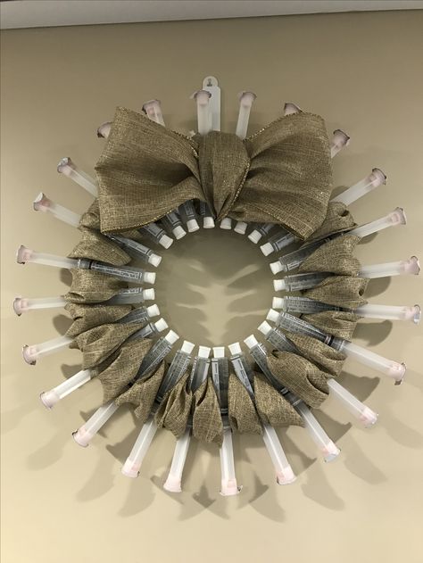 Saline flush wreath Pharmacy Wreath Ideas, Healthcare Christmas Decorations, Healthcare Christmas Door Decorations, Nurse Station Christmas Decor, Medical Wreath, Surgical Christmas Wreath, Hospital Christmas Decorations, Vial Crafts, Medical Christmas