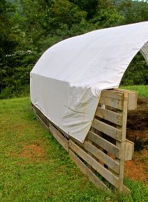 building a shelter out of pallets, diy, homesteading, outdoor living, pallet, repurposing upcycling, Stretch a heavy duty tarp on the outside and attach using wire or zip ties Hoop House Animal Shelter, Pallet Round Pen For Horses, Cheap Horse Shelter, Pony Shelter, Hay Shelter, Pallet Shelter, Cow Shelter, Horse Shelters, Horse Feeder