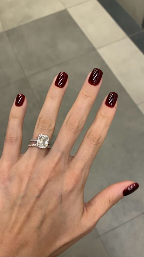 Squoval Nails Color, Short Classy Nails Round, Fall Nails Rounded Square, Short Gel Nails Burgundy, Fall Nails Square Round, Nails Idea For Short Nails, Gel Manicure Short Nails Design, Burgundy Short Square Nails, New Year Short Nails Design