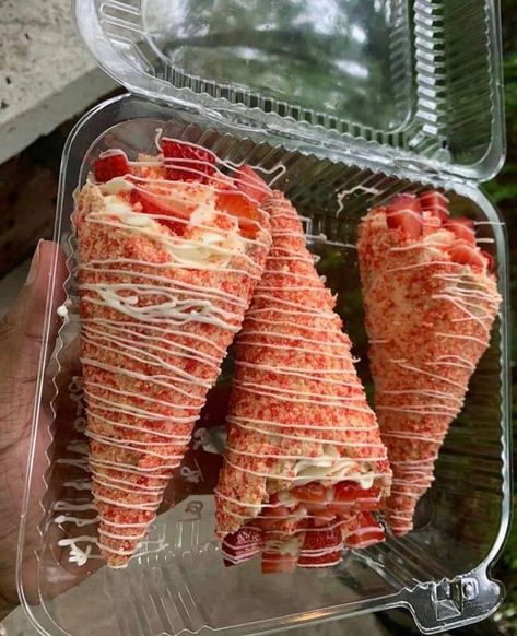 Strawberry Crunch Cheesecake Cones, Cheesecake Cones, Strawberry Crunch Cheesecake, Crunch Cheesecake, Strawberry Crunch, Think Food, Sweet Snacks Recipes, Food Recepie, Easy Baking Recipes