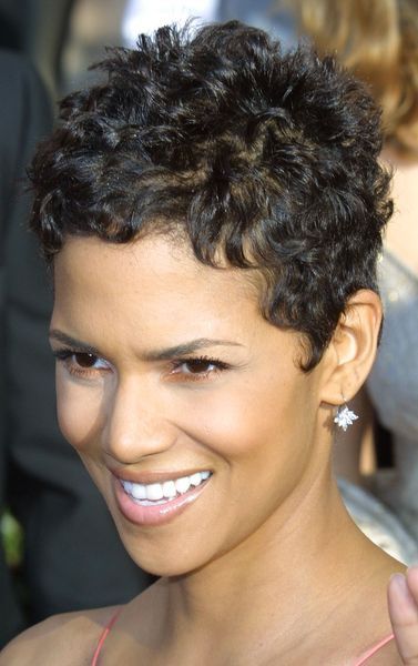 Short Hair Cuts Have A Very Special Place In Our Hearts - 30 Pixie And TWA Styles To Die For [Gallery] Halle Berry Hairstyles, Curly Hair Trends, Curly Pixie Hairstyles, Short Curly Pixie, Curly Pixie Haircuts, Short Curly Haircuts, Hair Magazine, Haircuts For Curly Hair, Hairdos For Curly Hair