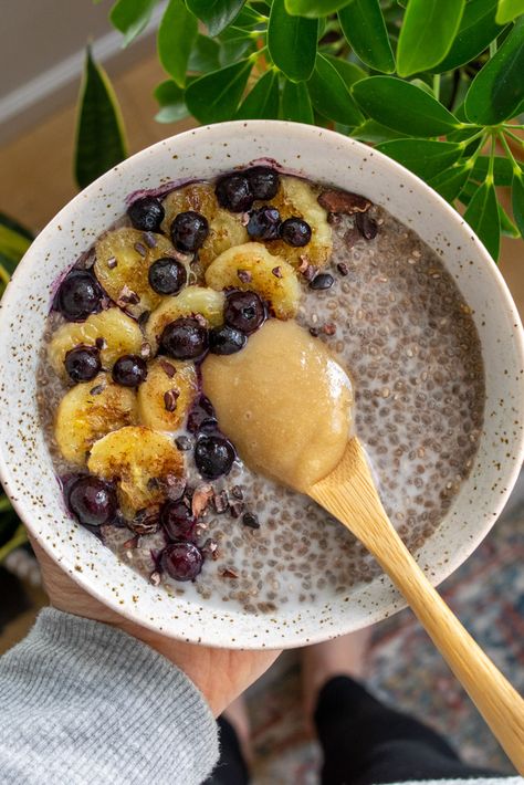 This warm chia pudding is a delicious, grain-free alternative to oatmeal that comes together quickly on the stove. It’s topped with gooey caramelized bananas and a sweet and salty tahini caramel for the ultimate breakfast bowl! Chia seed pudding has always been a favourite of mine when it comes to […] Tahini Caramel, Grain Free Diet Recipes, Egg-free Recipes, Ultimate Breakfast, Caramelized Bananas, Chia Seed Pudding, Caramel Recipes, Gluten Free Dairy Free Recipes, Breakfast Bowl