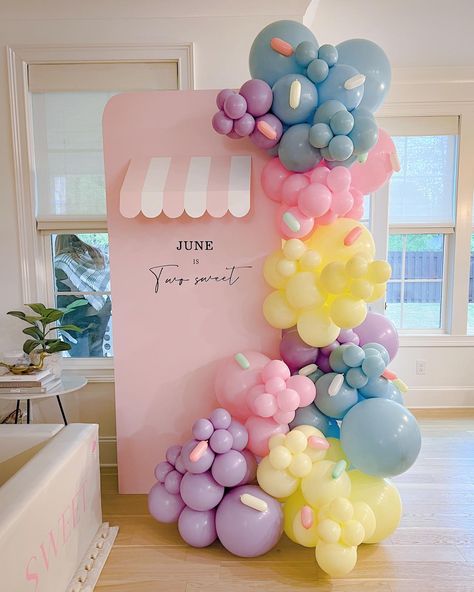 Two Sweet Party 2nd Birthday Balloon Arch, Sweet One Birthday Balloons, Balloon Garland Backdrop Ideas, Sweet One Birthday Backdrop, Two Sweet Balloon Garland, Sprinkle Balloon Garland, Birthday Decoration Ideas For Kids, Baloon Garland Ideas, Two Sweet Party 2nd Birthday