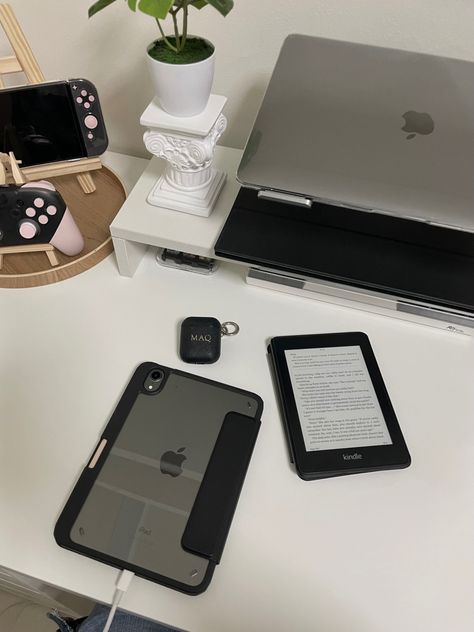 Ipad Mini Aesthetic, Kindle Decoration, Ipad Essentials, Reading Motivation, Medical School Essentials, Iphone Obsession, Study Motivation Inspiration, College Hacks, Studying Inspo