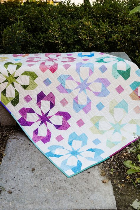 Patchwork Quilts Patterns, Colchas Quilting, Flower Quilt Patterns, Quilts Patchwork, Bright Quilts, Colorful Quilt, Quilts Patterns, Spring Quilts, Half Square Triangle Quilts