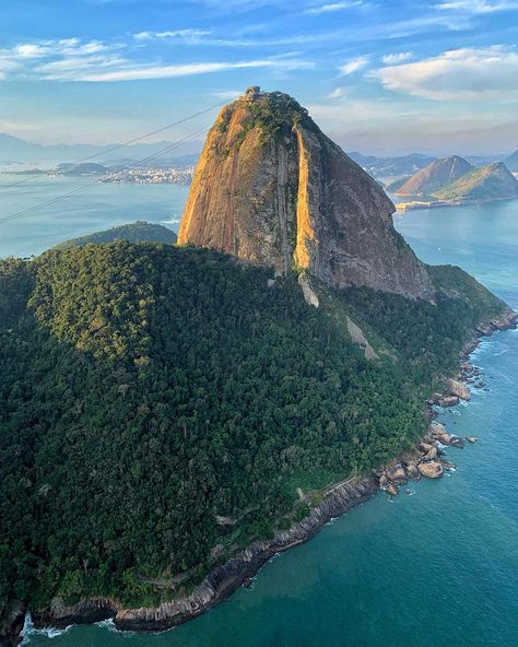 One of the most famous landscapes in the city, Pão de açúcar (Sugarloaf Mountain) receives thousands of tourists daily who climb to the top of the hill to enjoy one of the most beautiful views of Rio. But did you know that this mountain was an island? Pão de Açúcar, Urca and Cara-de-Cão hills used to form a rocky set separate from the mainland – the Trindade Island. Only in 1697, the landfill that connected the island to the mainland was made. Famous Landscapes, Sugarloaf Mountain, Curious Facts, Rio Brazil, Brazil Travel, Magical Places, The Hill, Beautiful Views, Facts About