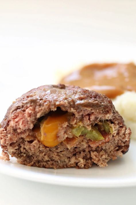 Air Fryer Poor Man's Steak--a hearty stuffed hamburger patty with cheese, bacon and pickled jalapenos cooked in your air fryer for ultimate convenience! Pepper Steak Stir Fry, Air Fryer Recipes Healthy Low Carb, Hamburger Steak Recipes, Pickled Jalapenos, Hamburger Patty, Easy Beef Stew, Air Fryer Recipe, Air Fry Recipes, Filling Dinner