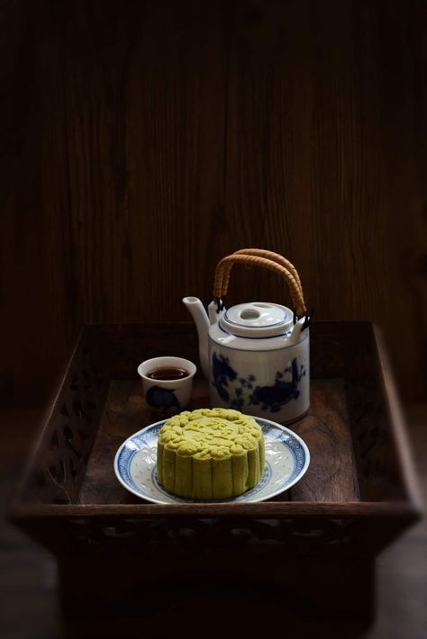 Cake Festival, Moon Cakes, Dessert Photography, Food Concept, Mooncake, Tea Art, Moon Cake, Tea Ceremony, Cake Art