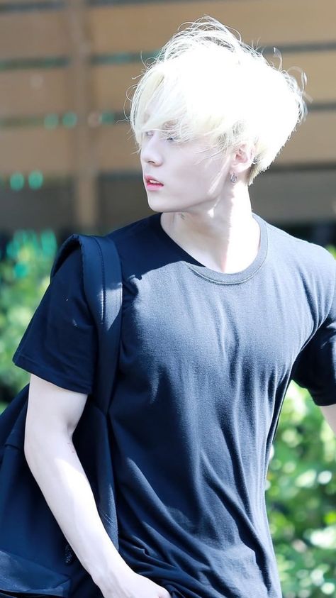 E'dawn Pentagon, Pale White Skin, 17 Kpop, E Dawn, Korean Boy, Nagano, Pale Skin, Busan, White Hair