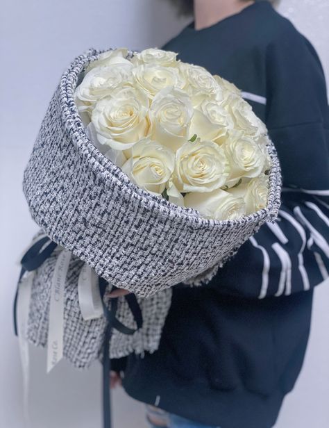 Chanel Bouquet, White Roses Bouquet Gift, White Cloud Rose Bouquet, Korean Boquets, White Roses Chanel, Flower Bouquet Diy, Geometric Tattoo Design, Shopping Chanel, Fabric Roses