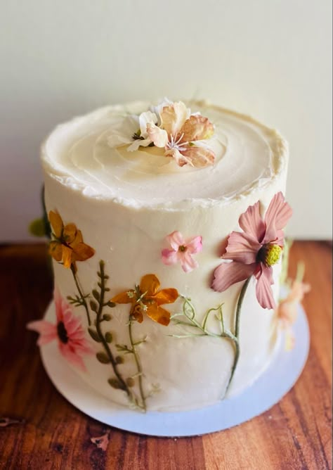 Boho Floral Cake, Spring Baby Shower Girl, Simple Baby Shower Centerpieces, Pressed Flower Cake, Wild Flower Baby Shower, Baby Shower Wildflower, Flower Baby Shower Theme, Wildflower Cake, Bakery Party