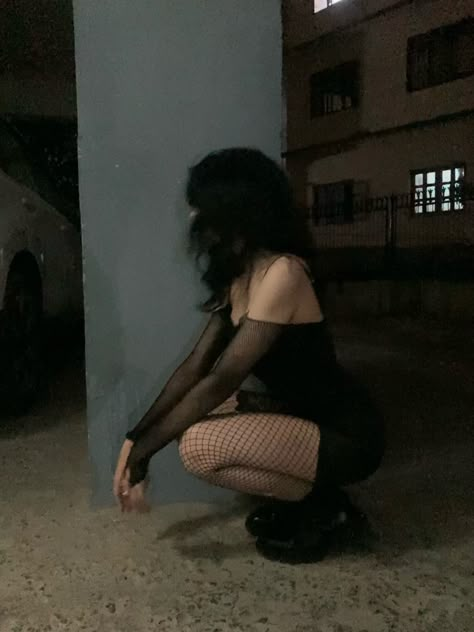 Dark Grunge Aesthetic Outfits, Grunge Party Outfit, Insta Poses Ideas, Grunge Photoshoot, Grunge Girl Aesthetic, Grunge Photos, Chica Dark, Grunge Party, Edgy Girls