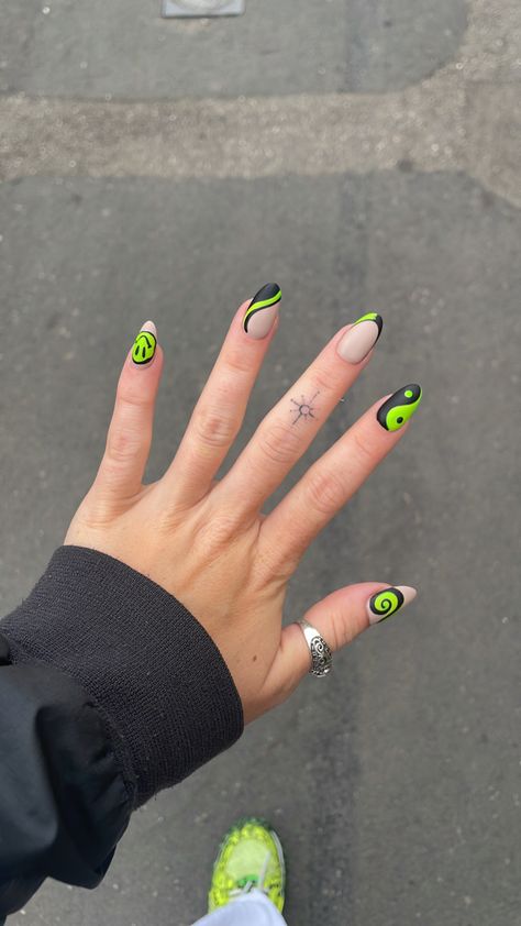 Green Black Acrylic Nails, Green Nails Inspiration, Minecraft Nails, Lime Green Nails, Black Almond Nails, Checkered Nails, Fashionable Nails, Neon Nail Designs, Neon Green Nails