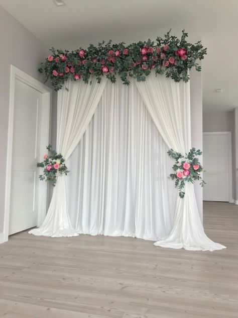 Diy Floral Arch Backdrop Ideas, Mandap Backdrop, Dollar Store Wedding, Decor Photobooth, Simple Stage Decorations, Ganpati Decoration At Home, Wedding Stage Backdrop, Wedding Background Decoration, Wedding Decoration Ideas