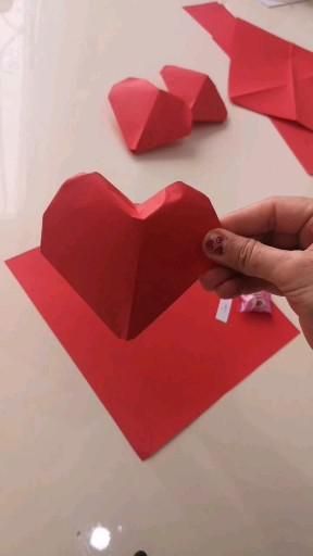 Valentine Crafts Origami, Gifts For Relationships, Heart 3d Paper Crafts, Cute Origami Gifts Valentines, Velentainday Gift Diy, Origami Valentine Ideas, Origami For Boyfriend, Cute Origami For Boyfriend, Origami Heart Tutorial