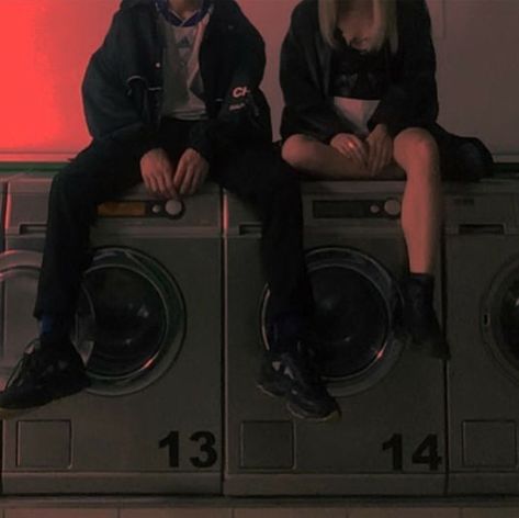 🕯⚞ ◜†◝ ⚟ ❞ Grunge Couple, Foto Top, Image Swag, Shotting Photo, Grunge Photography, Teenage Dream, Aesthetic Grunge, Coming Of Age, Couple Aesthetic