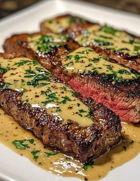 Steak Reviews Company Dinner, Garlic Cream Sauce, Roast Beef Recipes, Food Babe, Healthy Food Motivation, Food Goals, Event Food, Steak Recipes, Cream Sauce